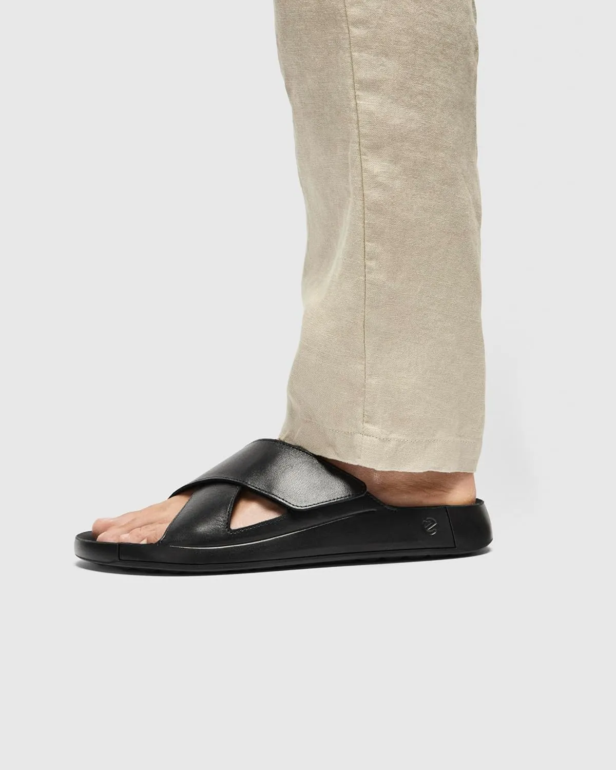 ECCO Men's Cozmo Two Band Cross Slide Sandal